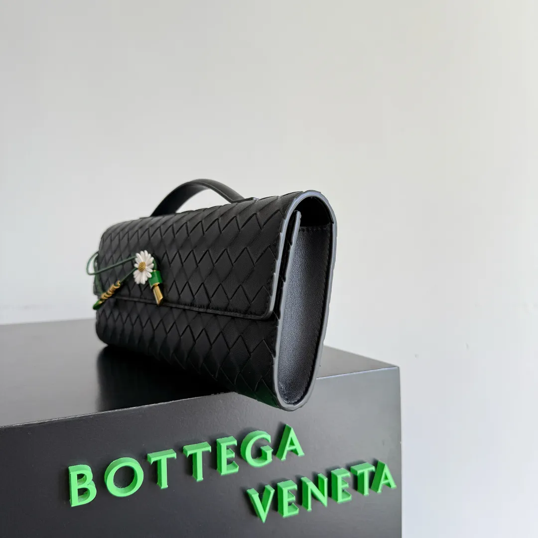 Batch 1720 Bottega Veneta clutch bags are shipping! The carefully crafted latch opening and closing is like a small key, giving us a sense of ritual every time we use this bag. The innovative design this time is to make the latch part into the shape of a small daisy. The originally elegant and restrained style instantly adds some playfulness, and matches with a skirt. Going out for a picnic or admiring the scenery will add to the overall look🌸🌸The heavily crafted daisy is lifelike and full of exquisiteness. The fixed rope is also decorated with a winding golden rope and a small leaf, echoing the daisy. The whole bag looks very coordinated. Style number: 836810 (741511) Size: 31*13*3cm